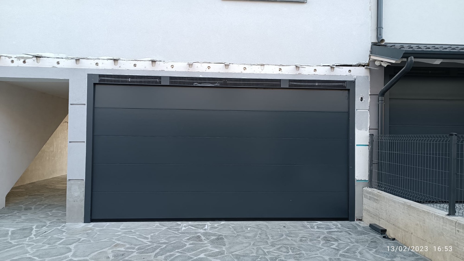 porta sezionale a <p>porta sezionale in luce, con veletta areata e pannello intero. RAL 7016</p>