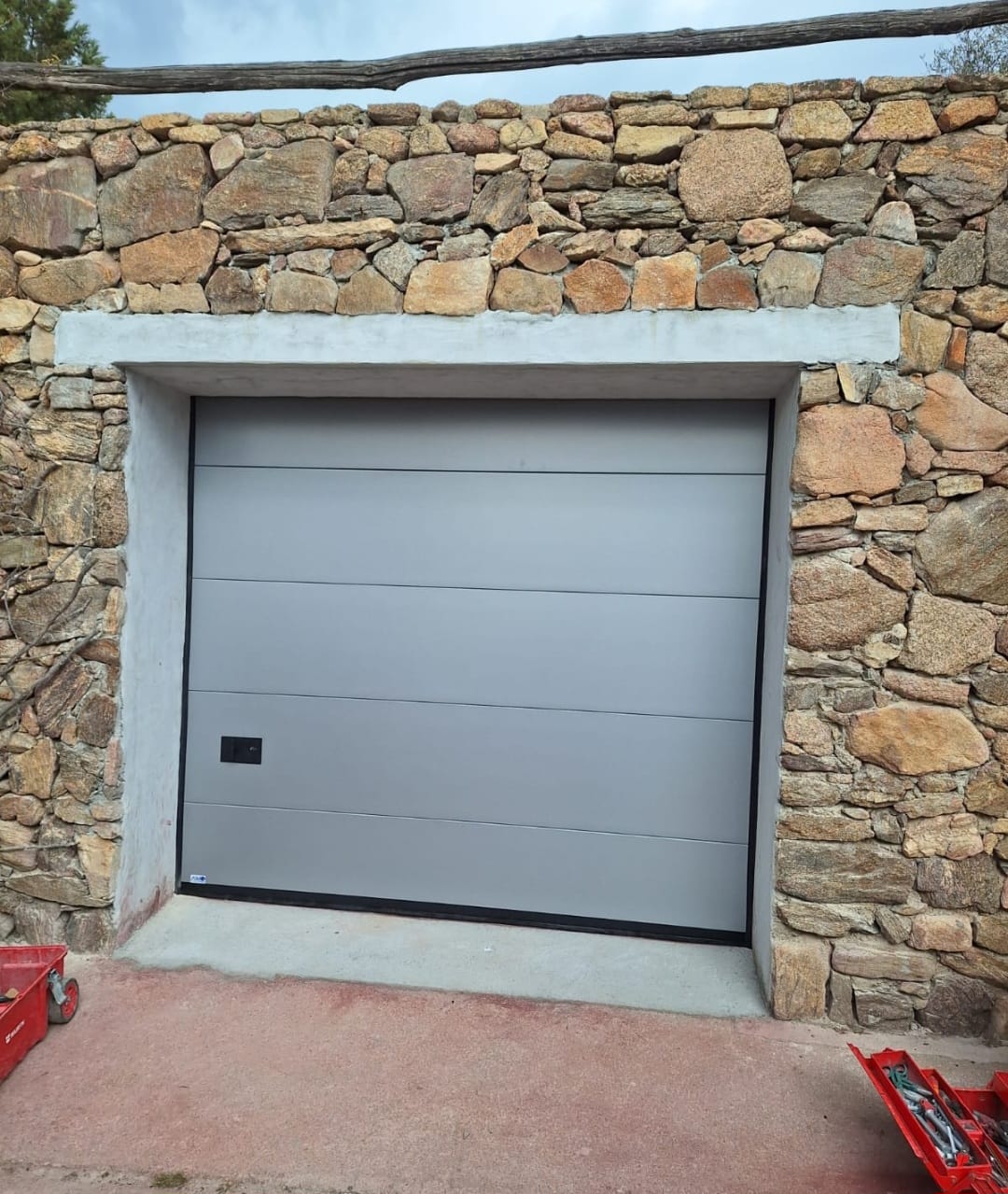 porta sezionale a <p>porta sezionale oltre luce, con maniglia di sollevamento e pannello intero. RAL 9006</p>