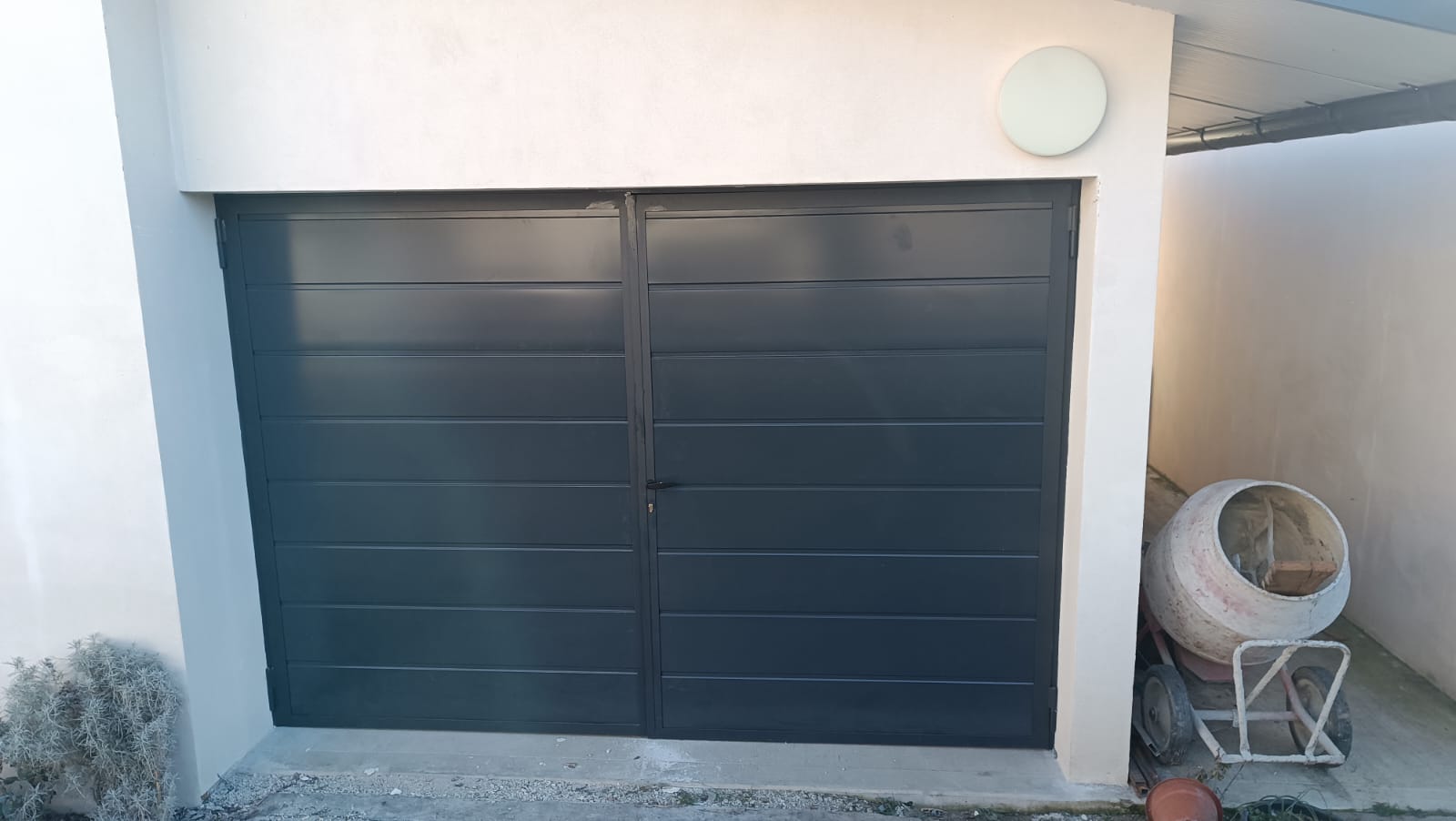 porta sezionale a <p>porta di garage a doppia anta, con pannello con doga da 25cm. RAL 7016</p>