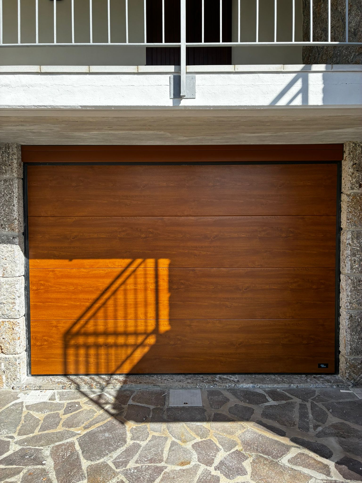 porta sezionale a <p>porta sezionale oltre luce, con pannello intero. Colore effetto legno </p>