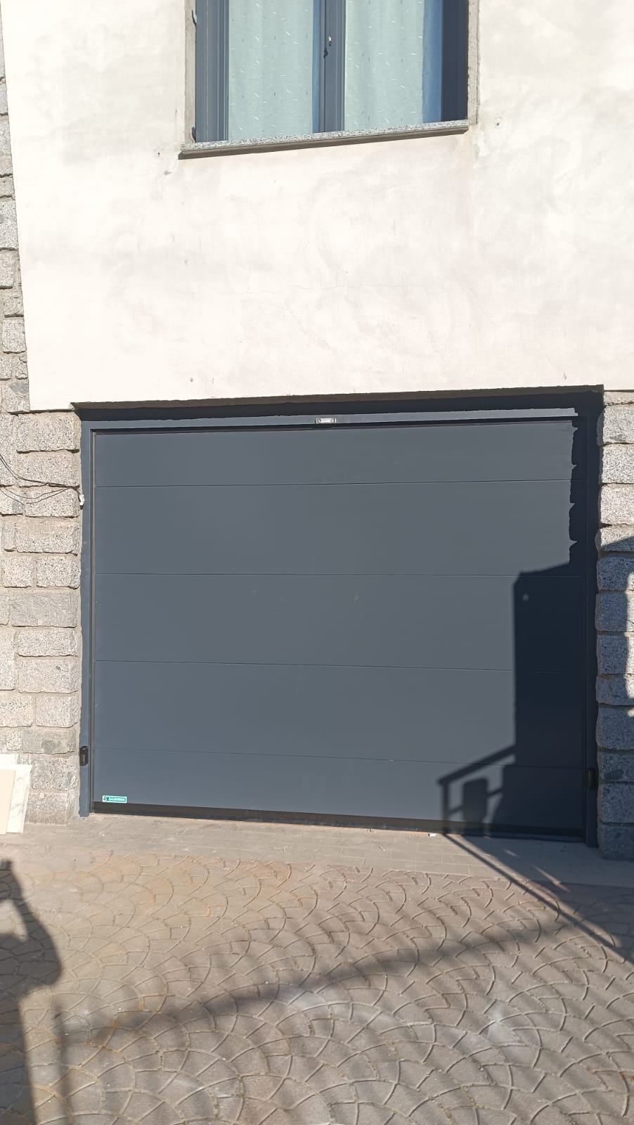 porta sezionale a <p>porta sezionale oltre luce, con lampeggiante, fotocellule e pannello intero. RAL 7016</p>