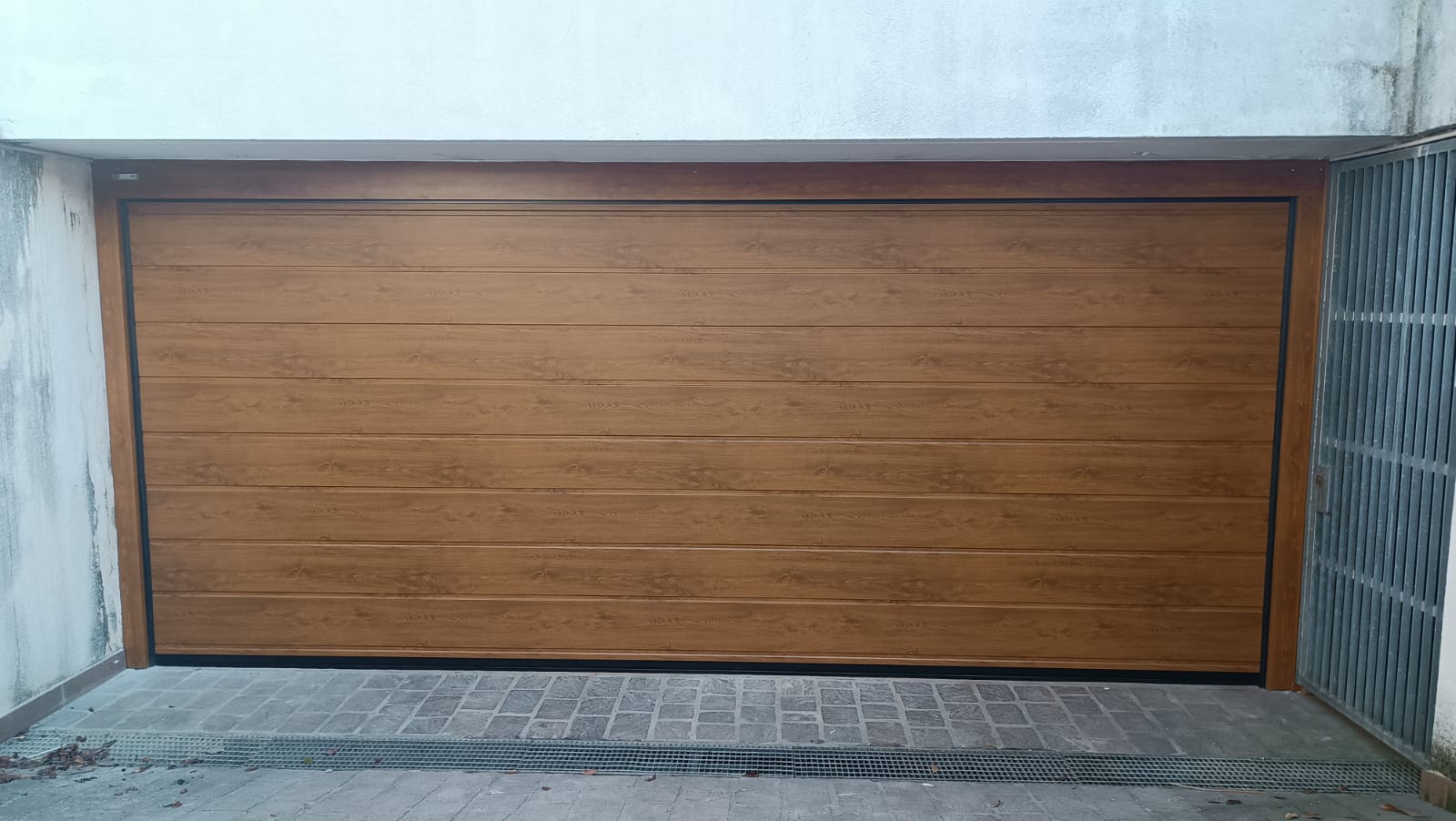 porta sezionale a <p>porta sezionale in luce, con lampeggiante e pannello con doga da 25cm. Colore effetto legno </p>