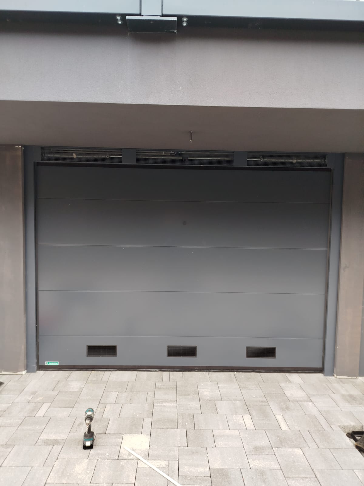 porta sezionale a <p>porta sezionale in luce, con veletta areata, griglie di areazione, sblocco esterno e pannello intero. RAL a campione </p>