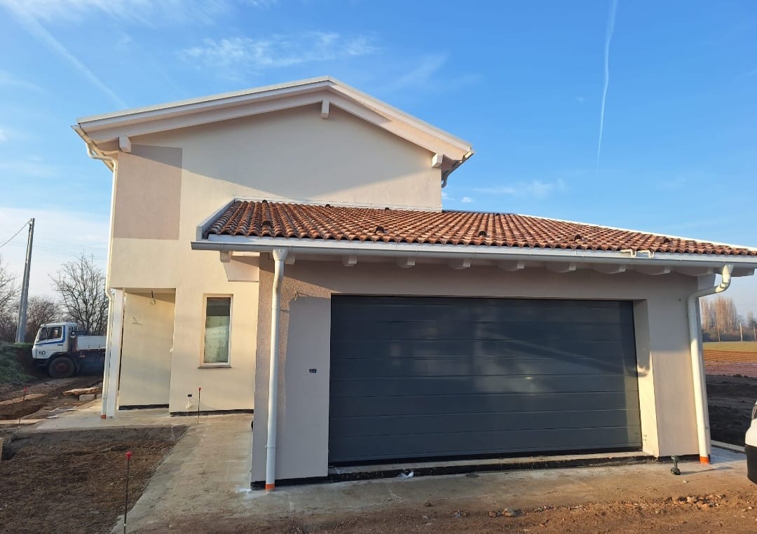 porta sezionale a <p>porta sezionale oltre luce, con pannello con doga da 25cm. RAL 7016</p>