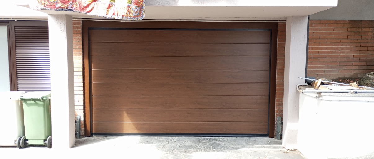 porta sezionale a <p>porta sezionale in luce, con pannello con doga da 25c,. Colore effetto legno </p>