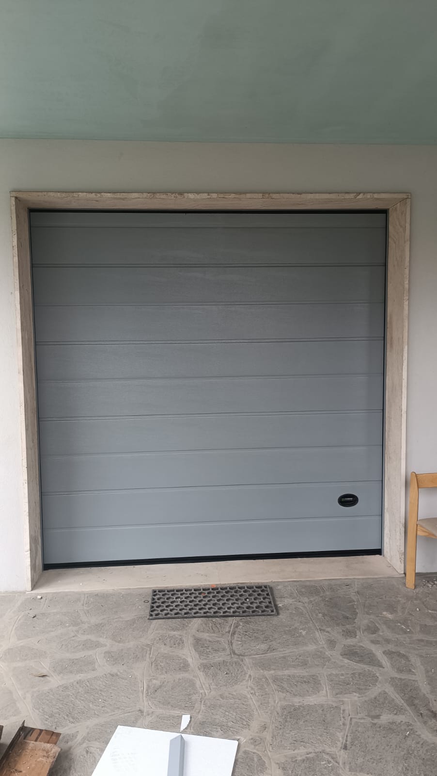 porta sezionale a <p>porta sezionale oltre luce, con maniglia di sollevamento e pannello con doga da 25cm. RAL a campione</p>