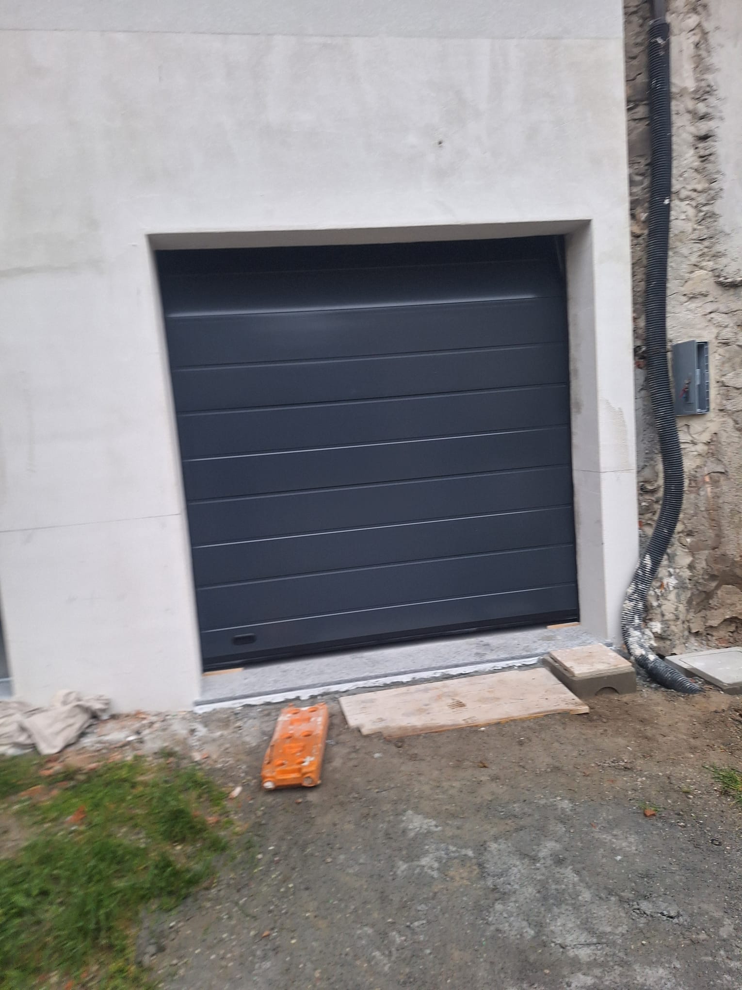 porta sezionale a <p>porta sezionale oltre luce, con maniglia di sollevamento e pannello con doga da 25cm. RAL 7016</p>