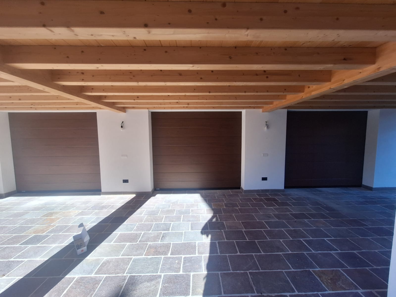 porta sezionale a <p>porta sezionale oltre luce, con pannello con doga da 25cm. Colore effetto legno</p>