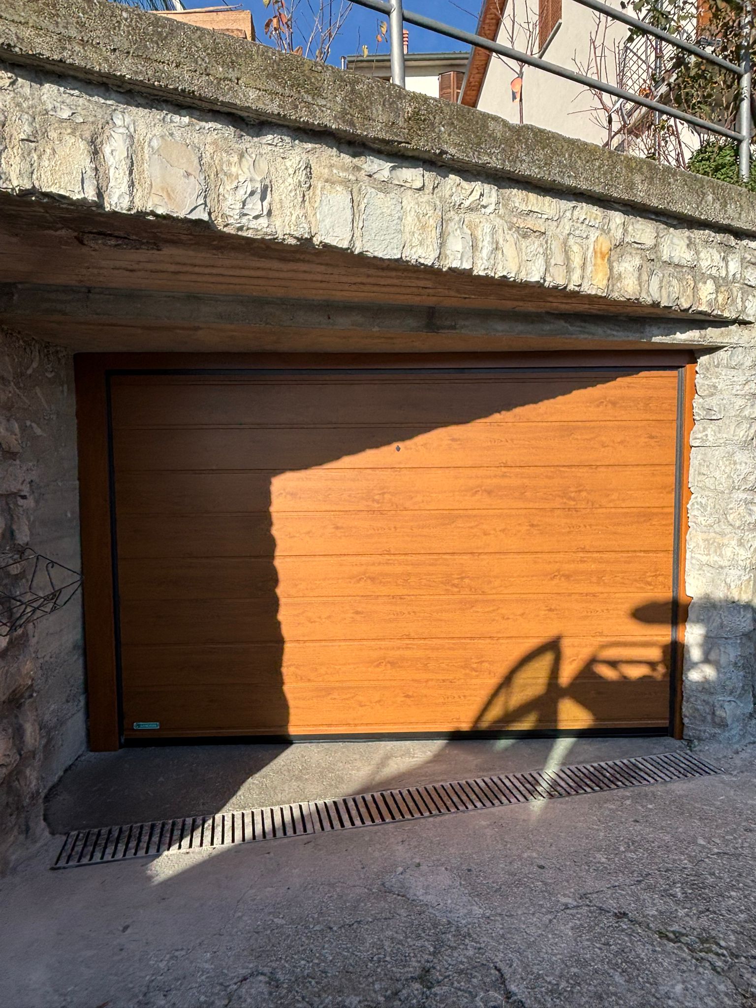 porta sezionale a <p>porta sezionale in luce, con sblocco esterno e pannello con doga da 25cm. Colore effetto legno chiaro</p>