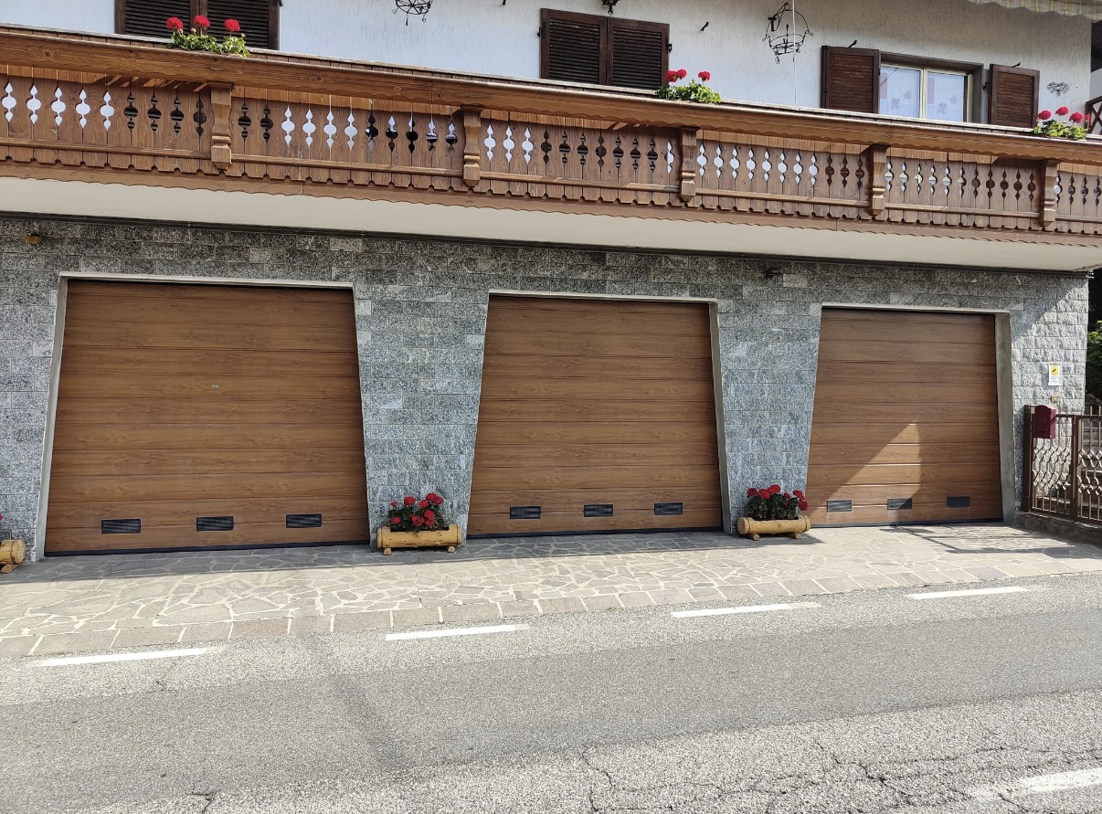porta sezionale a <p>porta sezionale oltre luce, con griglie di areazione e pannello con doga da 25cm. Colore effetto legno </p>