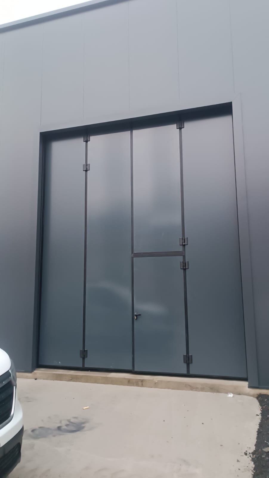 portone a libro a <p>portone a libro, con portina inserita, apertura 2+2. RAL 7016</p>