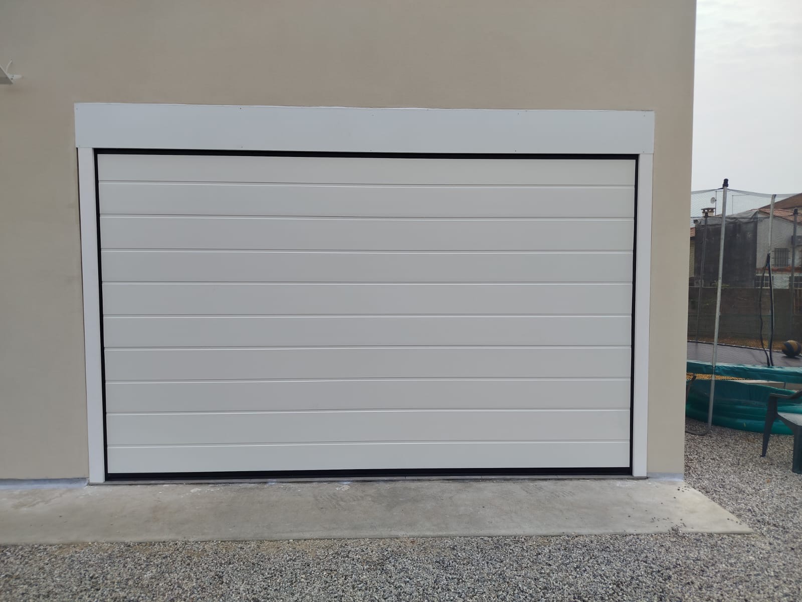 Porta sezionale a <p>Porta sezionale in luce, con pannello con doga da 25cm. RAL 9010</p>