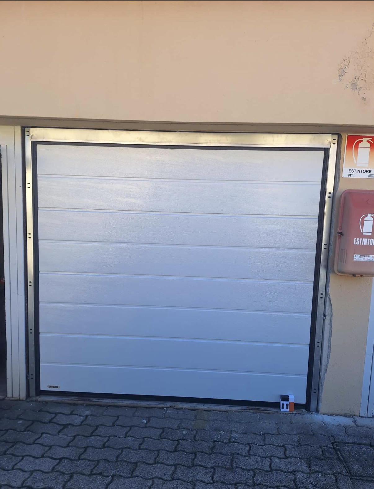 porta sezionale a <p>porta sezionale in luce, con pannello con doga da 25cm. RAL 9010</p>