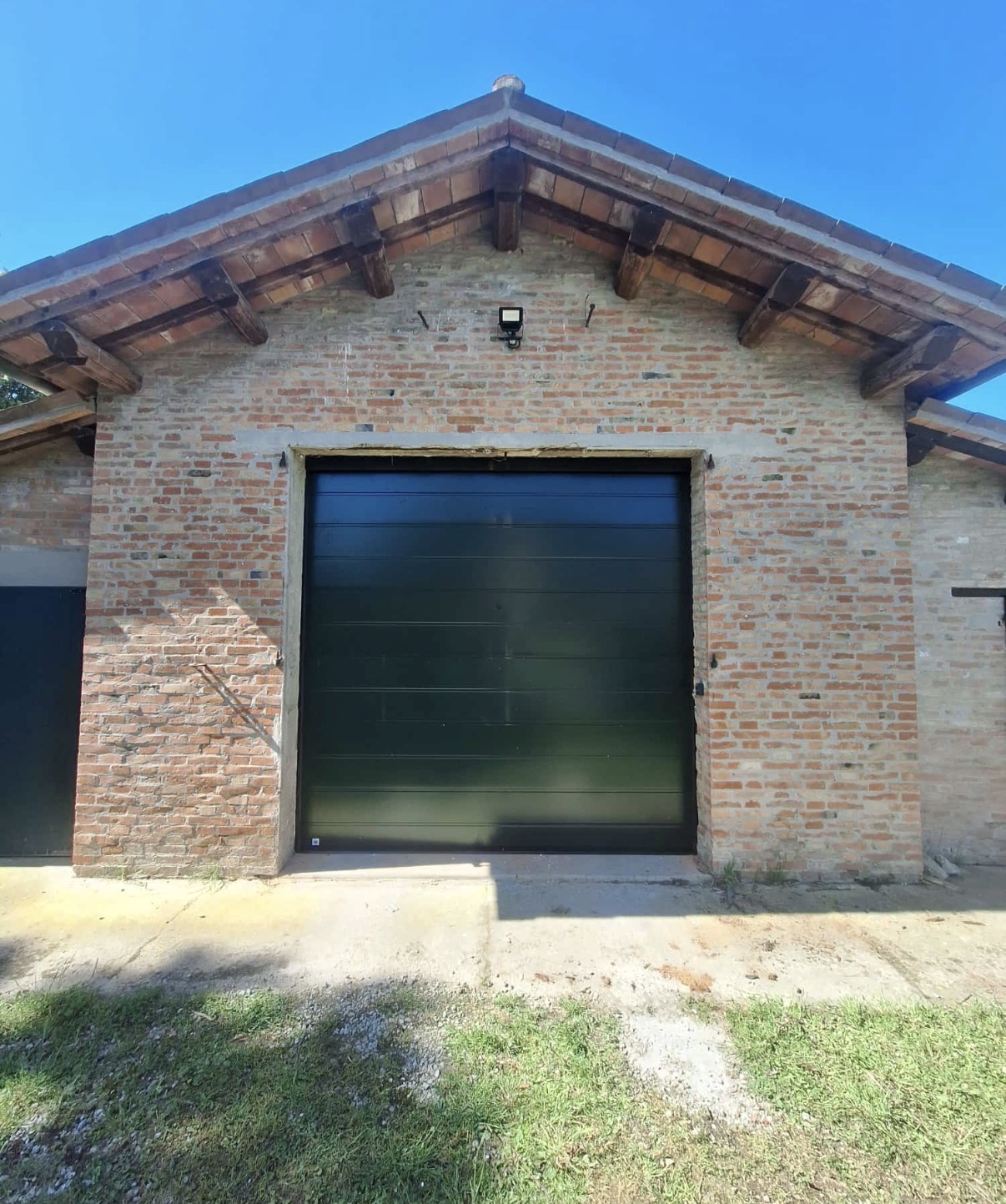porta sezionale a <p>porta sezionale industriale oltre luce, con pannello con doga da 25cm. RAL 7016</p>