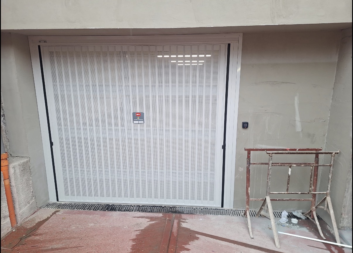porta basculante a <p>porta basculante retata, con motore. RAL 9010</p>