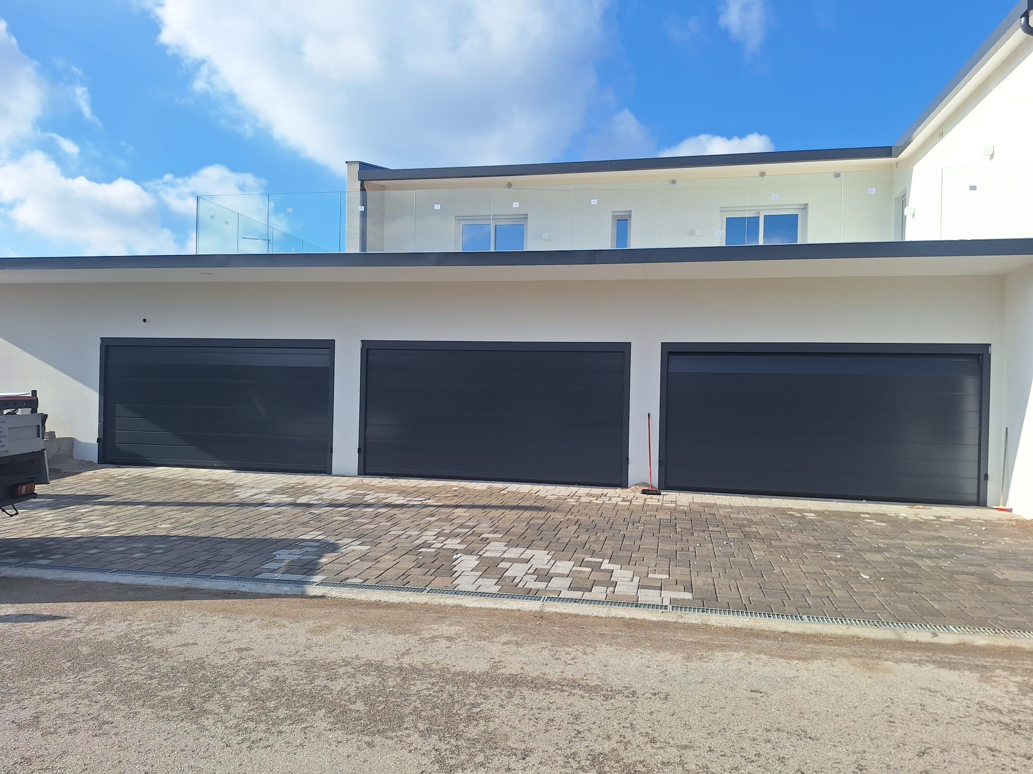 porta sezionale a <p>porta sezionale in luce, con fotocellule, lampeggiante e pannello con doga da 25cm. RAL 7016</p>