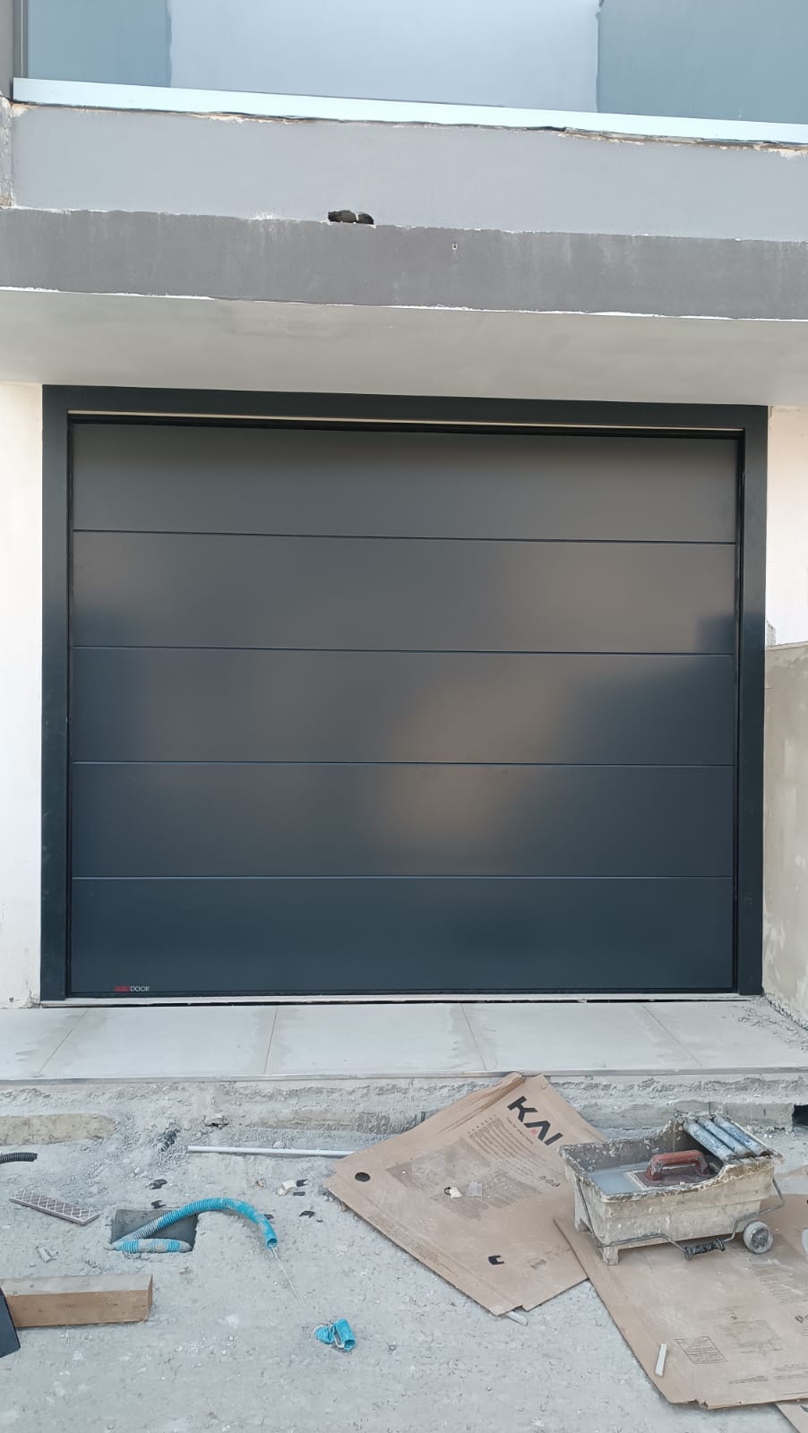 porta sezionale a <p>porta sezionale in luce, con pannello intero. RAL 7016</p>