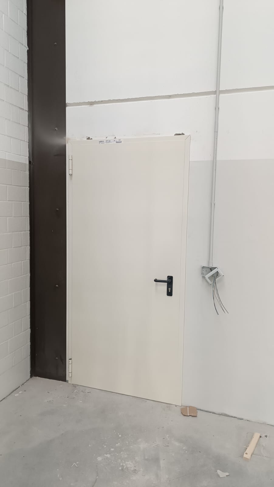 porta tagliafuoco a <p>porta tagliafuoco ad anta singola, con maniglia su entrambi i lati</p>