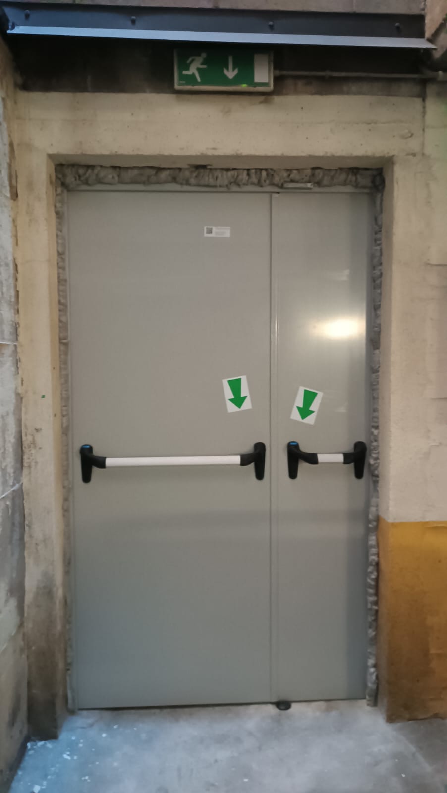 porta tagliafuoco a <p>porta tagliafuoco ad anta singola e doppia, con maniglia e maniglione antipanico. RAL 9006</p>