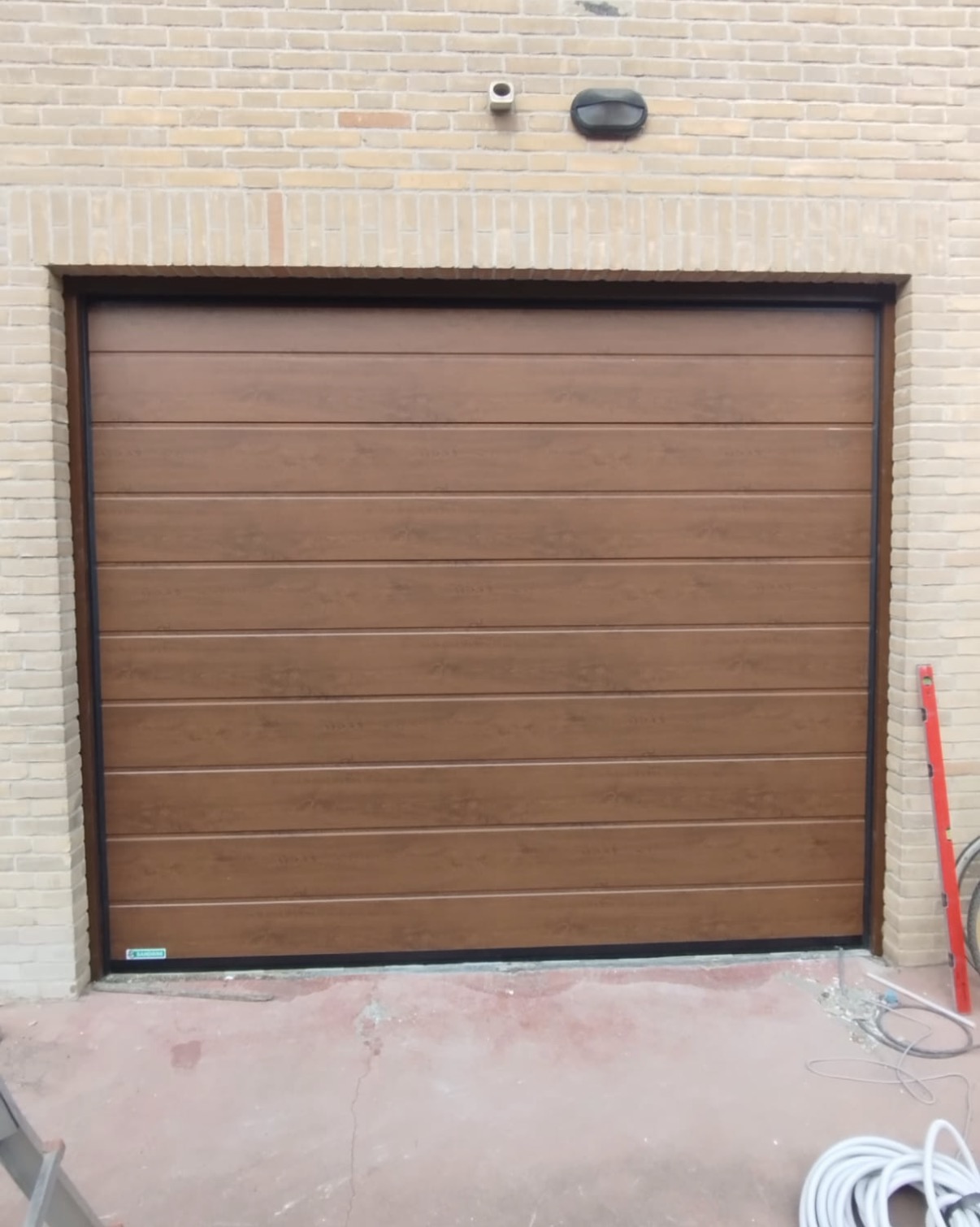 porta sezionale a <p>porta sezionale oltre luce, con pannello con doga da 25cm. Colore effetto legno </p>