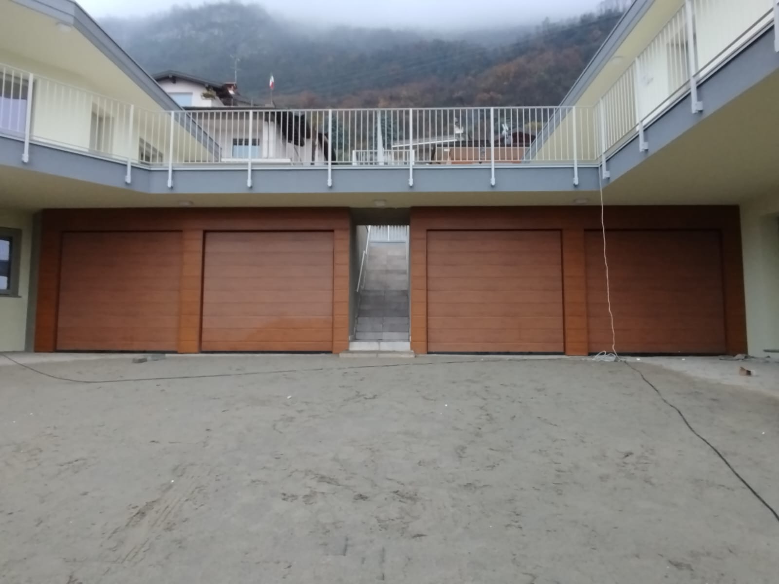 porta sezionale a <p>porta sezionale oltre luce, con pannello con doga da 25cm. Colore effetto legno chiaro</p>