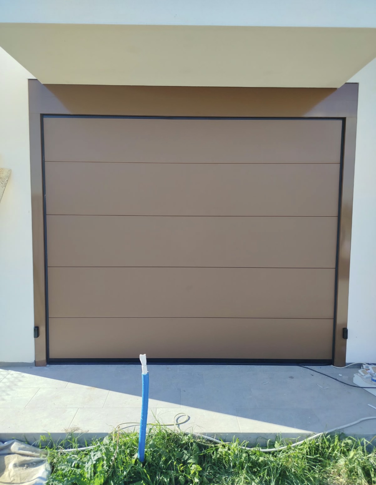 porta sezionale a <p>porta sezionale in luce, con fotocellule e pannello intero. RAL a campione</p>