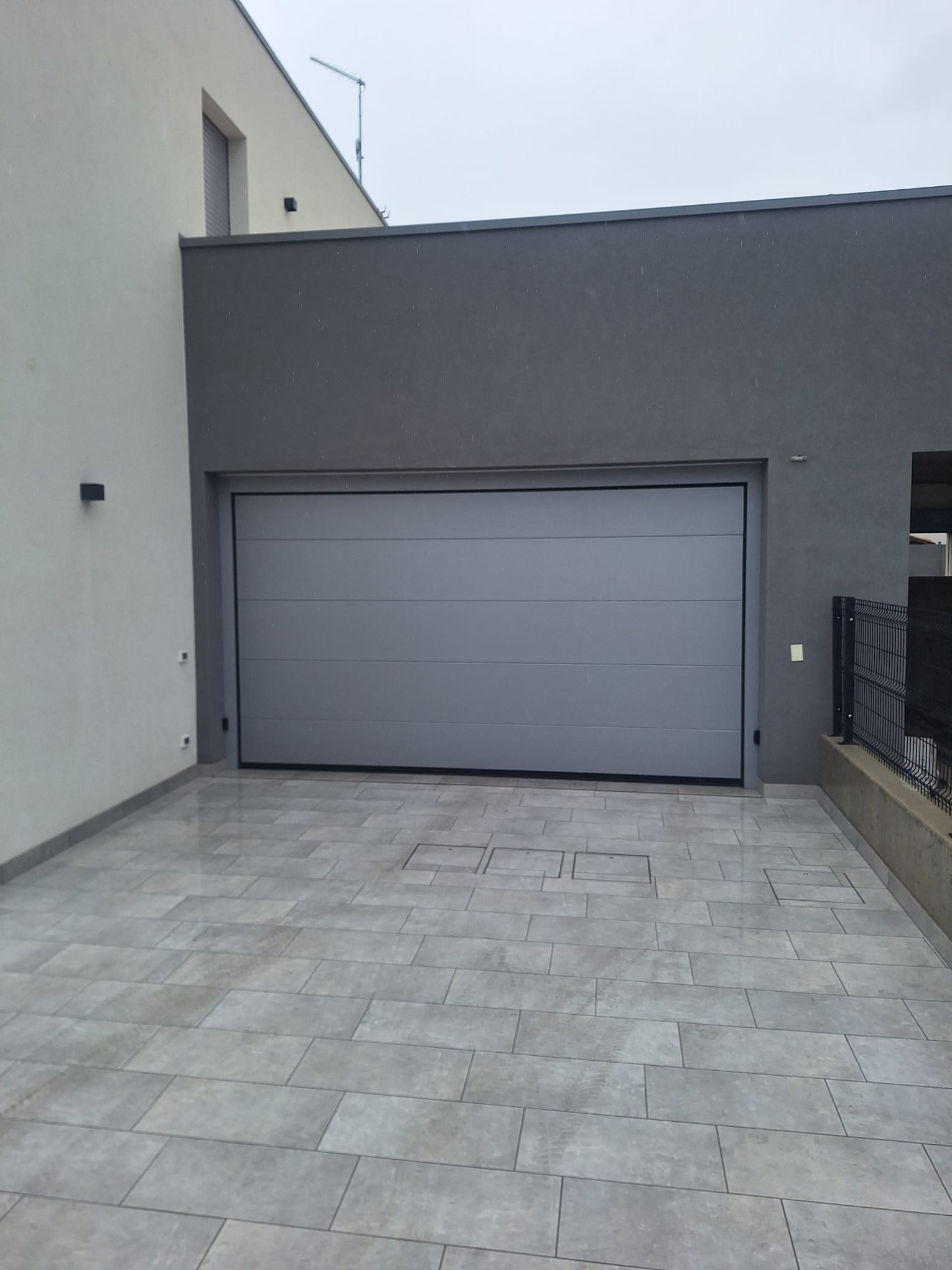 porta sezionale a <p>porta sezionale in luce, con fotocellule e pannello intero. RAL 9006</p>