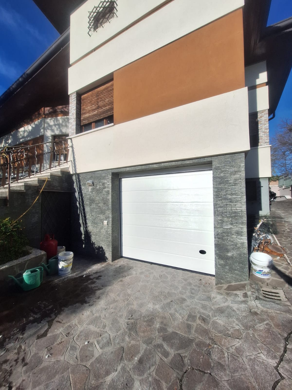 porta sezionale a <p>porta sezionale oltre luce, con maniglia di sollevamento e pannello con doga da 25cm. RAL 9010</p>