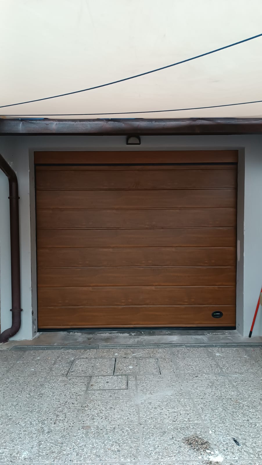 porta sezionale a <p>porta sezionale oltre luce, con maniglia di sollevamento e pannello con doga da cm. Colore effetto legno</p>