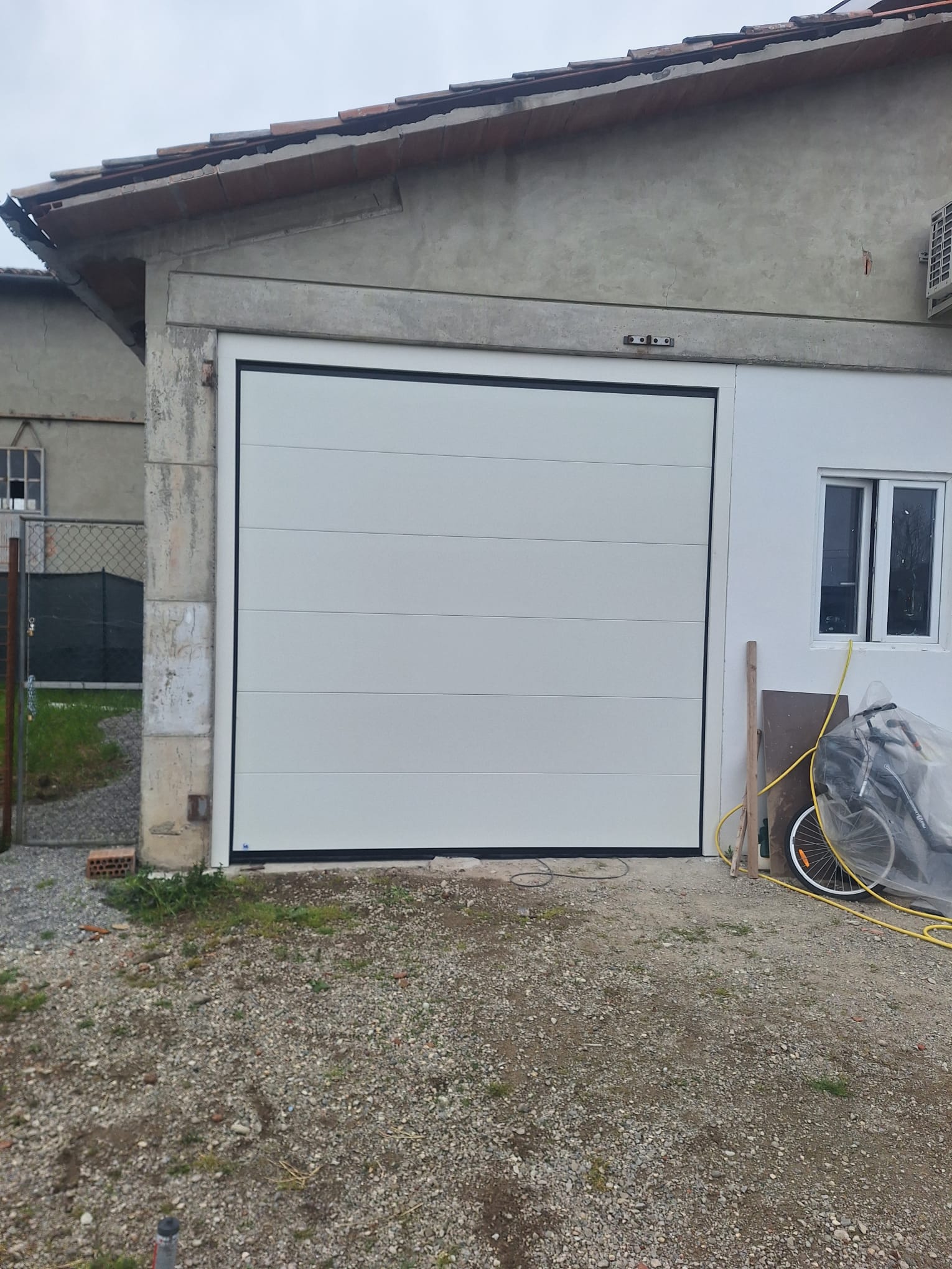 porta sezionale a <p>porta sezionale in luce, con pannello intero. RAL 9010</p>