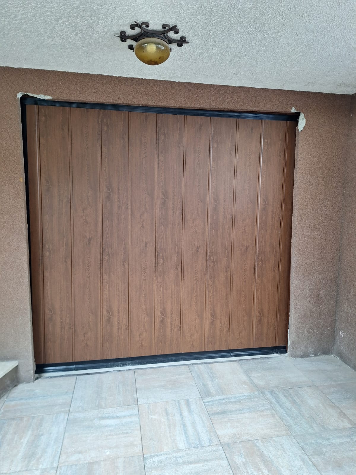 porta sezionale laterale a <p>porta sezionale a scorrimento laterale, con pannello con doga da 25cm. colore effetto legno chiaro </p>