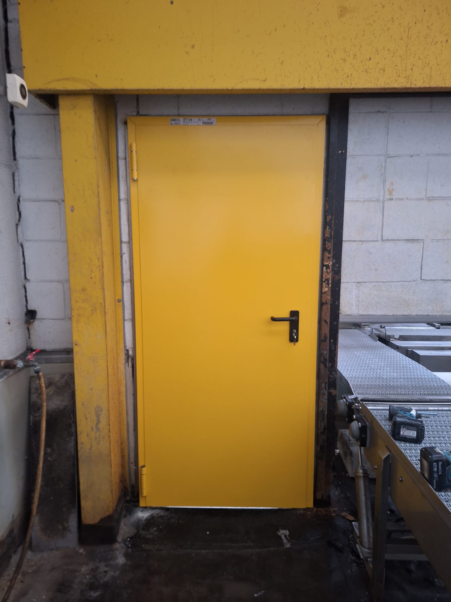 porta tagliafuoco a <p>porta tagliafuoco ad anta singola, con maniglia e maniglione antipanico</p>