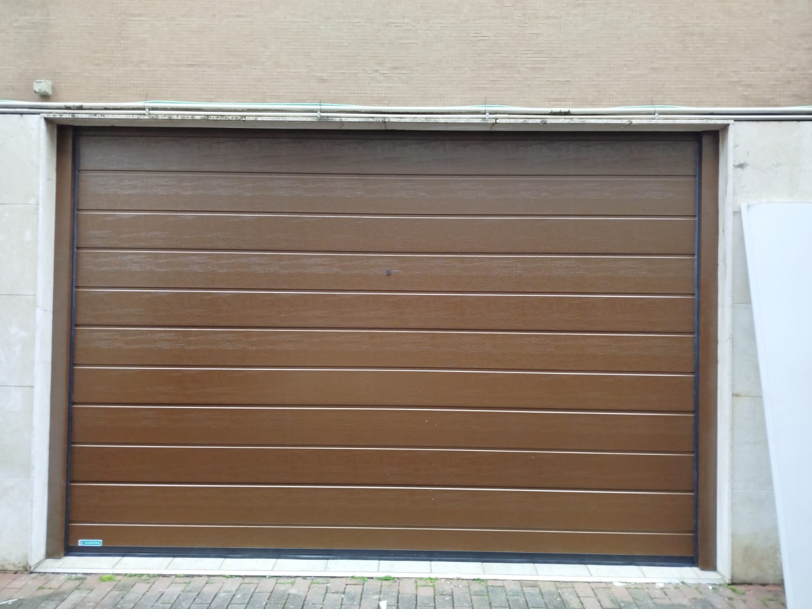 porta sezionale a <p>porta sezionale in luce, con sblocco esterno e pannello con doga da 25cm. RAL 8014</p>