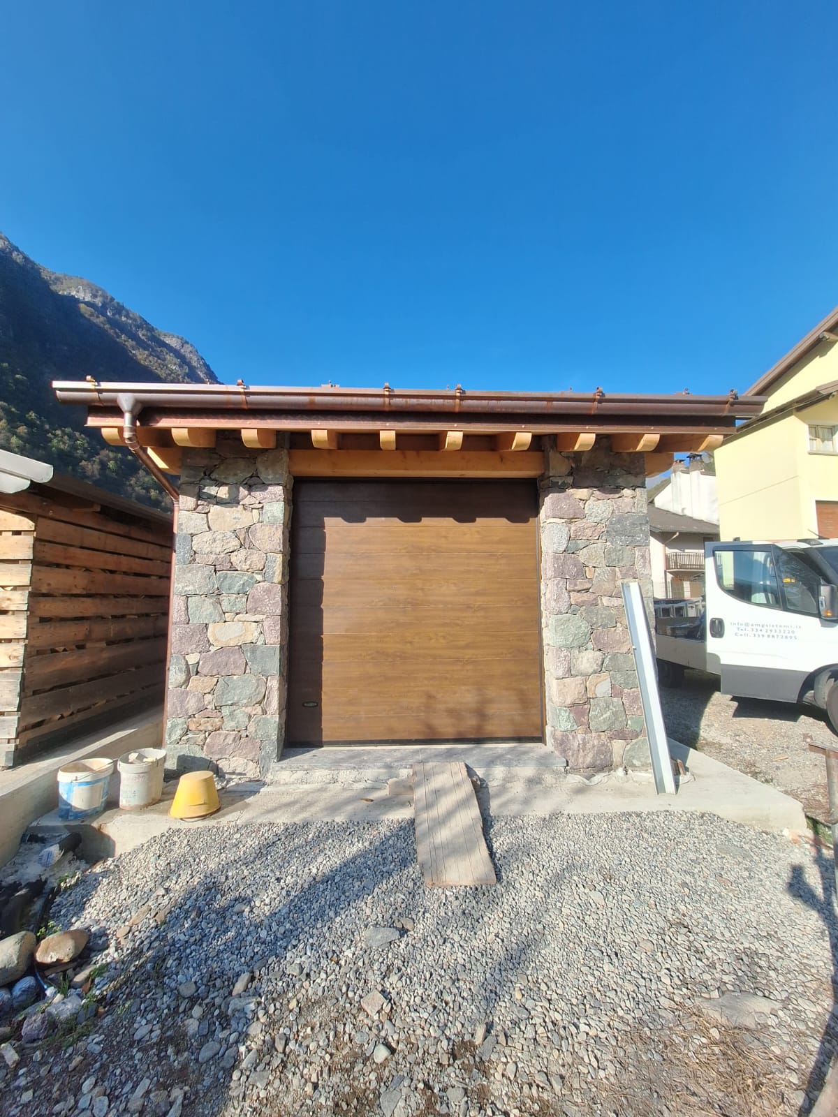 porta sezionale a <p>porta sezionale oltre luce, con pannello con doga da 25cm. Colore effetto legno </p>