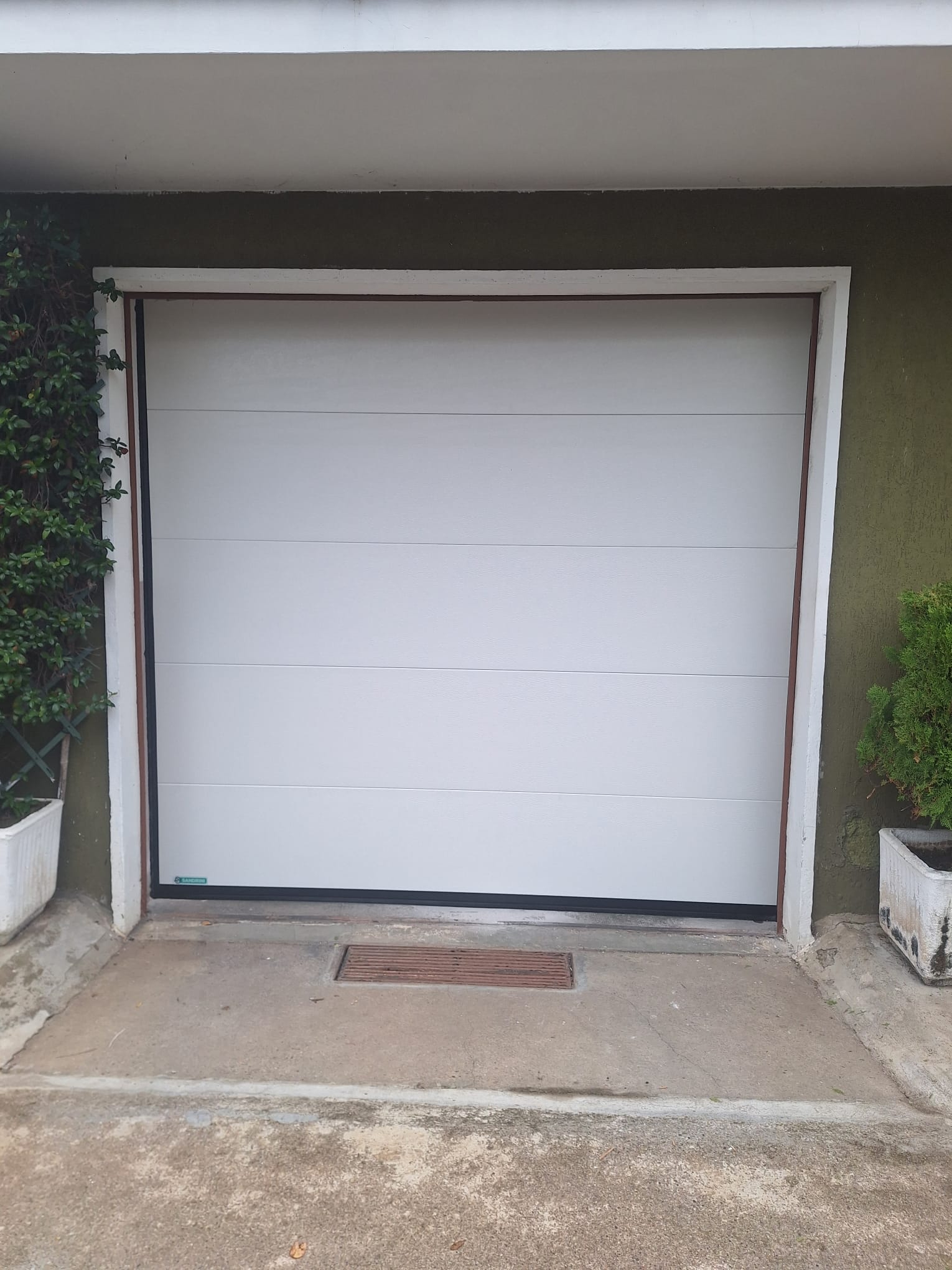 porta sezionale a <p>porta sezionale oltre luce, con pannello intero. RAL 9010 </p>