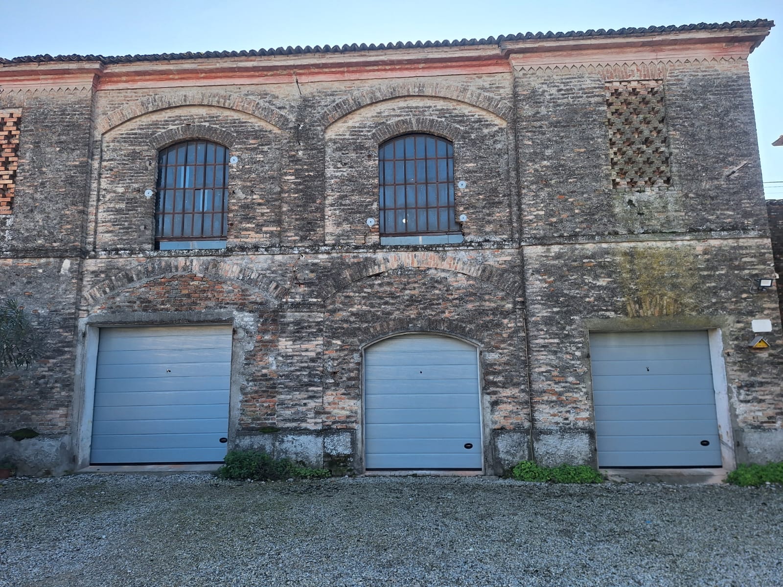 porta sezionale a <p>porta sezionale oltre luce, con sblocco esterno, maniglia di sollevamento e pannello con doga da 25cm. RAL 7001</p>