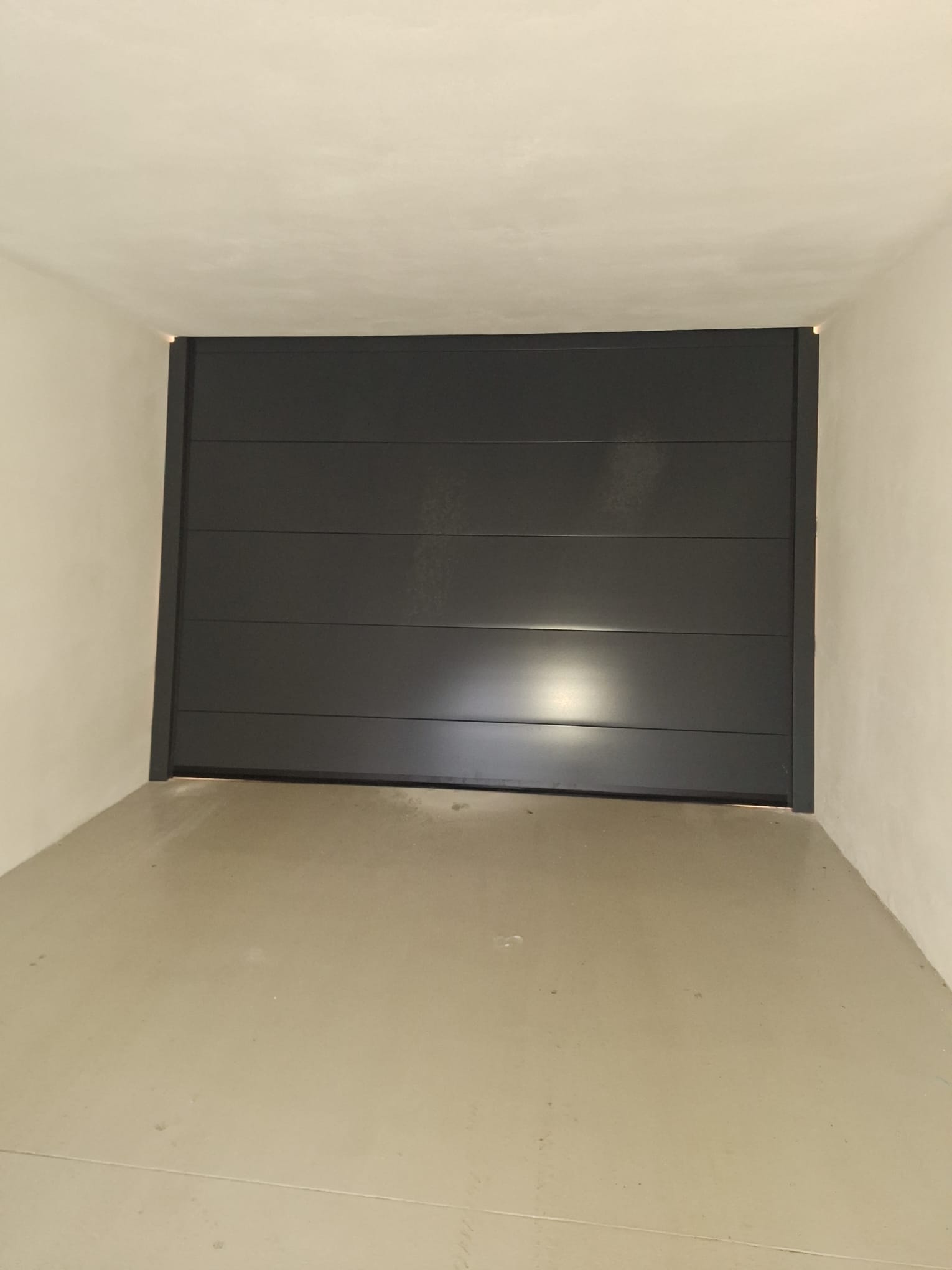 porta sezionale a <p>porta sezionale in luce, con pannello intero. RAL 7016</p>