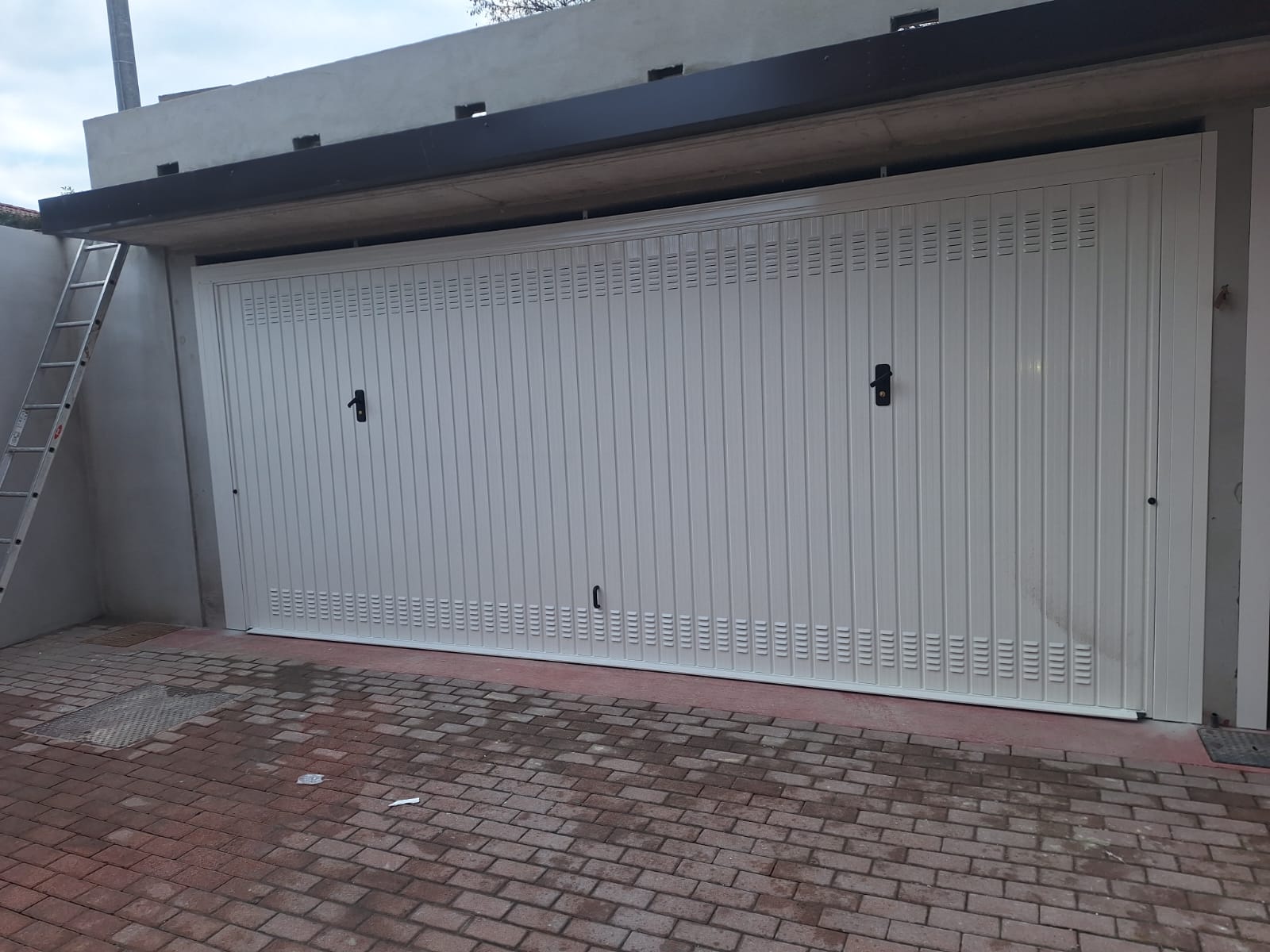 porta basculante a <p>porta basculante ad apertura manuale, verniciate con RAL 9010</p>