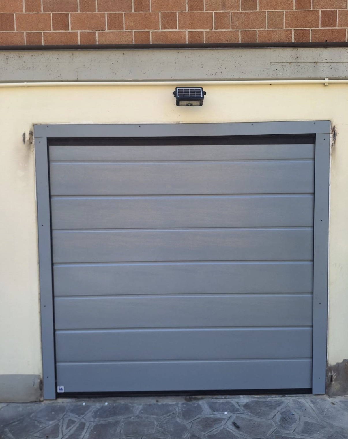 porta sezionale a <p>porte sezionale in luce, con pannello con doga da 25c,. RAL a campione</p>