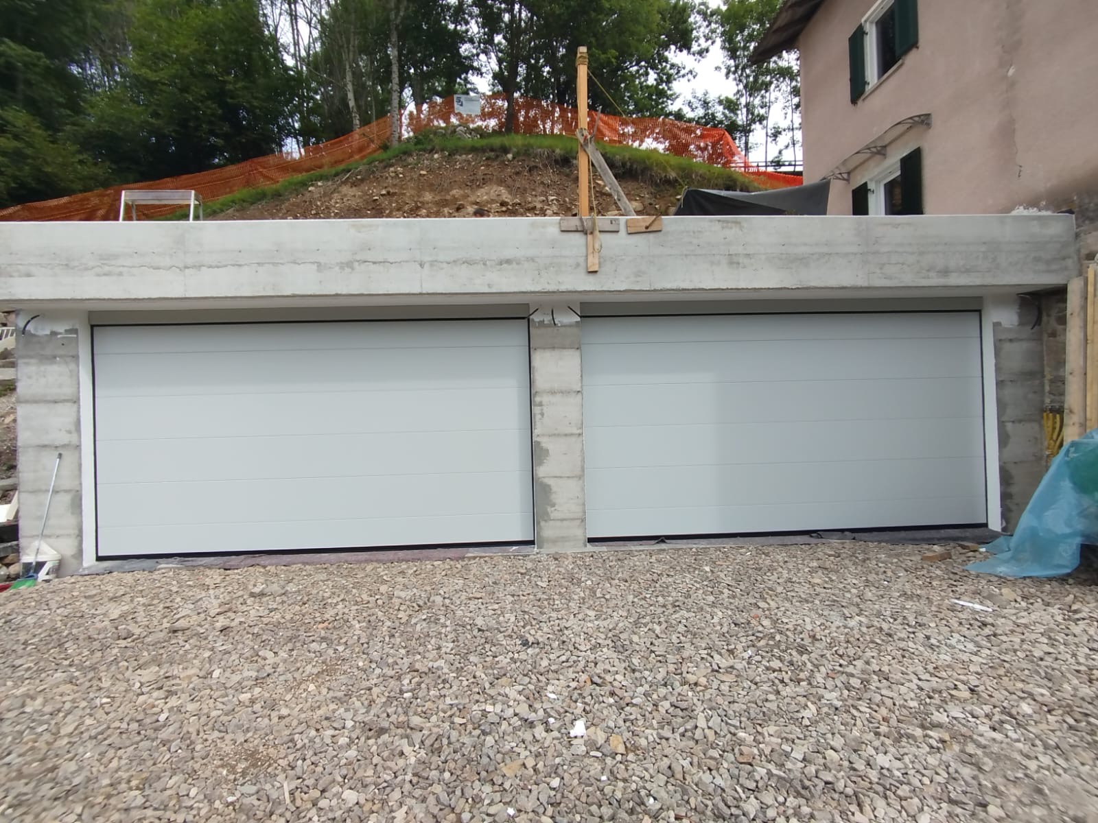 Porta sezionale a <p>Porta sezionale in luce, con pannello intero. RAL 9010</p>