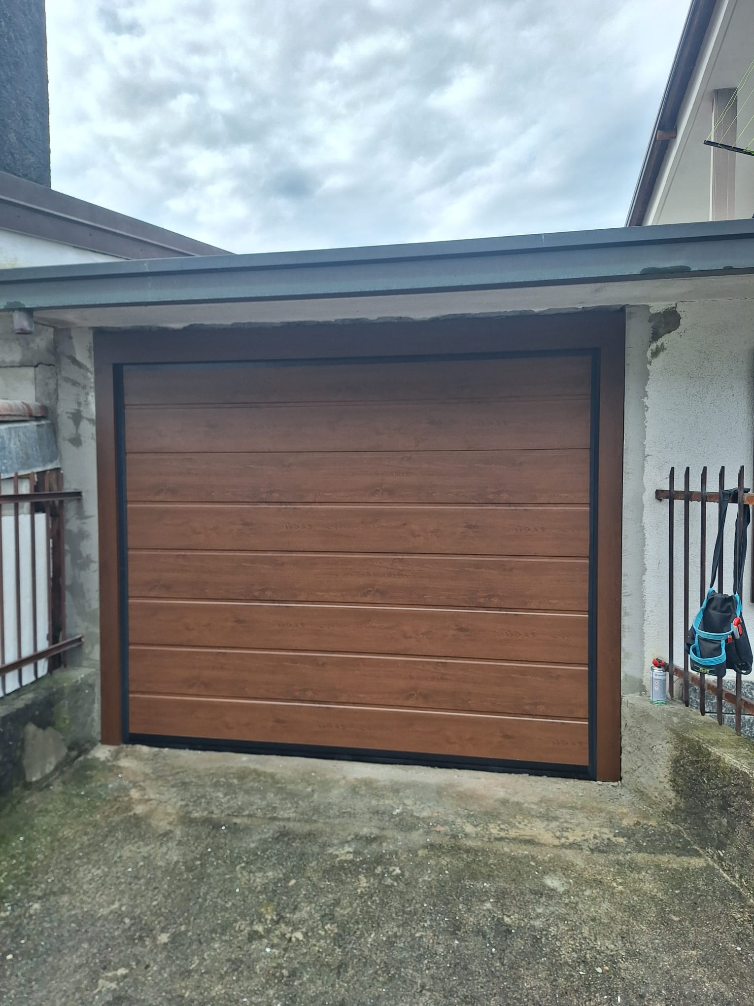porta sezionale a <p>porta sezionale in luce, con pannello con doga da 25cm. colore effetto legno </p>
