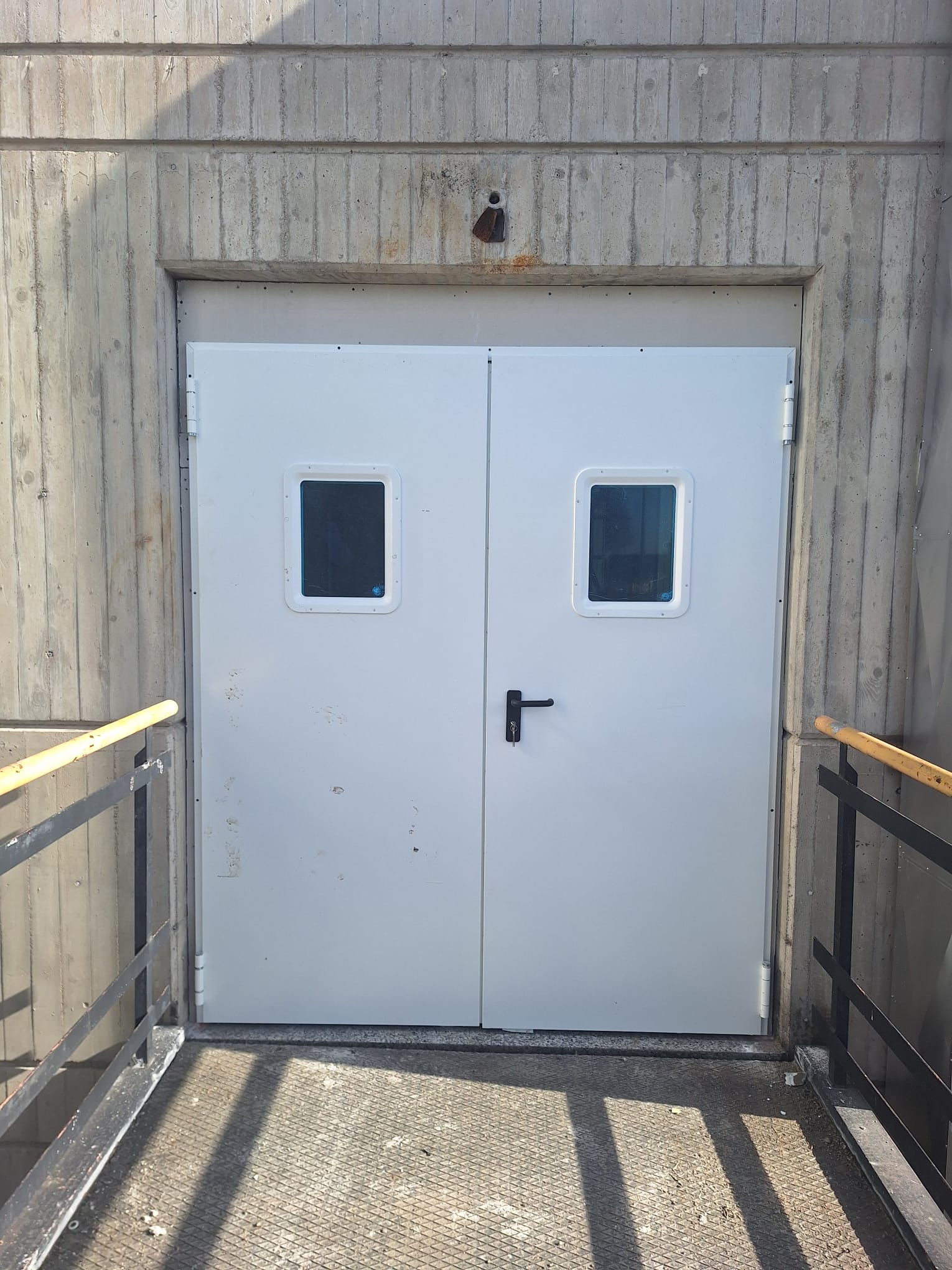 porta tagliafuoco a <p>porta tagliafuoco ad anta singola e doppia, con maniglia e maniglione antipanico, chiudiporta e oblò. RAL 9010</p>