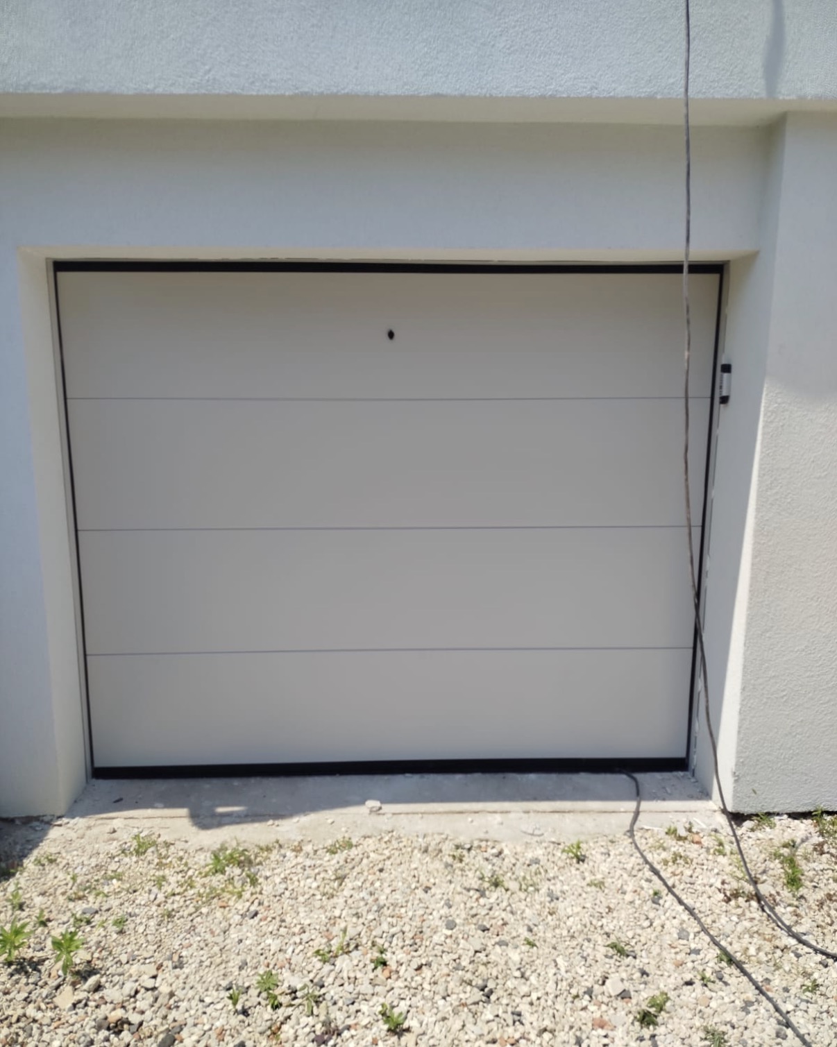 porta sezionale a <p>porta sezionale oltre luce, con sblocco esterno, telecodi e pannello intero. RAL 1013</p>