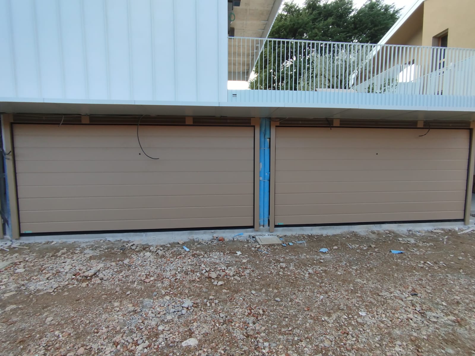 porta sezionale a <p>porta sezionale in luce, con veletta areata, sblocco esterno e pannello con doga da 25cm. RAL a campione </p>