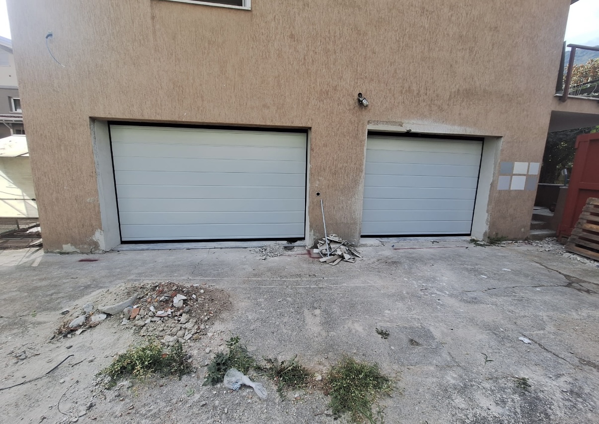 porta sezionale a <p>porta sezionale oltre luce, con pannello con doga da 25cm. RAL 7035</p>