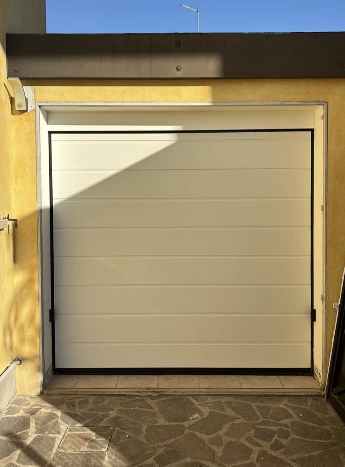 porta sezionale a <p>porta sezionale oltre luce, con fotocellule e pannello con doga da 25cm. RAL 1013</p>