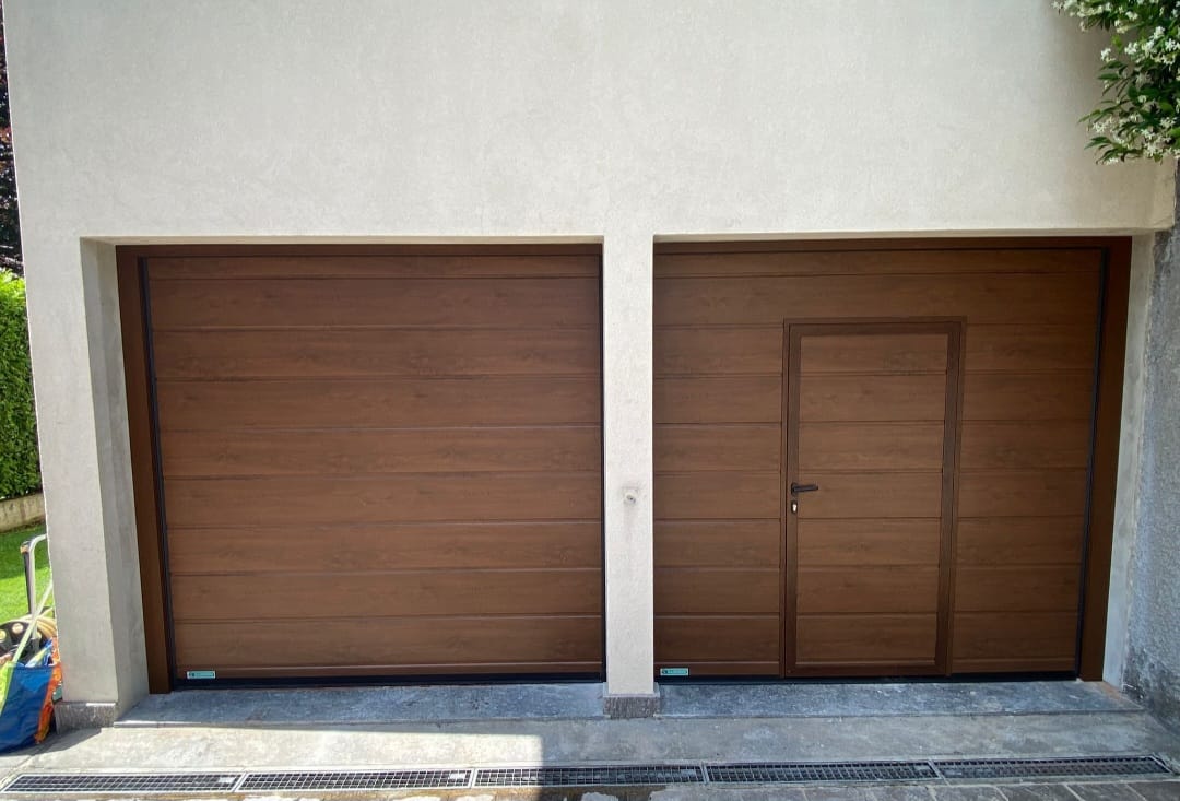 porta sezionale a <p>porte sezionale oltre luce, con portina inserita e pannello con foga da 25cm. Colore effetto legno </p>