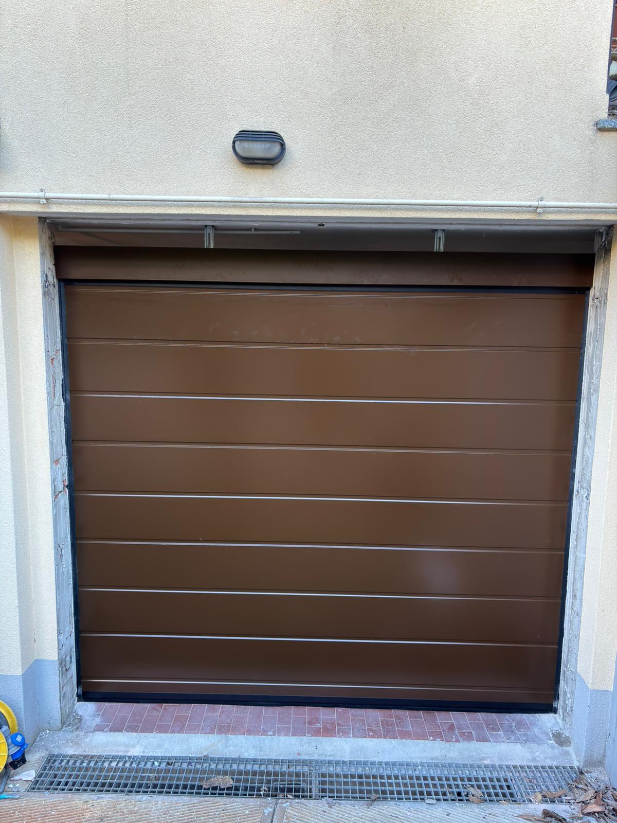 porta sezionale a <p>porta sezionale oltre luce, con pannello con doga da 25cm. RAL 8014</p>