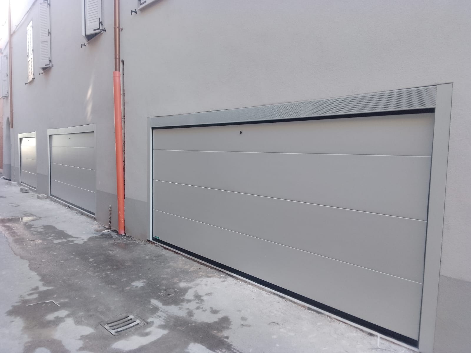 porta sezionale a <p>porta sezionale in luce, con veletta areata, sblocco esterno e pannello intero. RAL a campione </p>