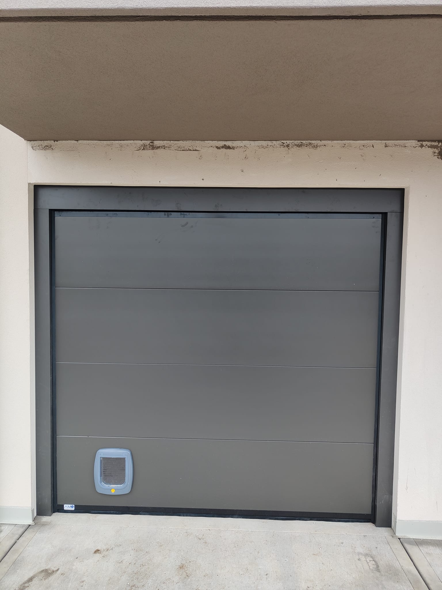 porta sezionale a <p>porta sezionale in luce, con ingresso per animali e pannello intero. RAL a campione </p>